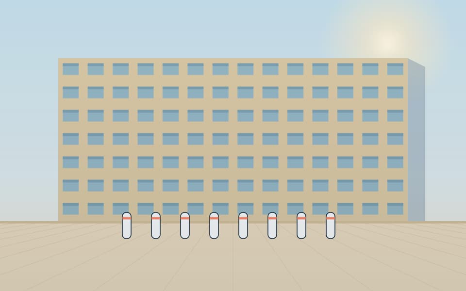 حواجز أعمدة مضادة للاقتحام أمام مبنى, نهاراً