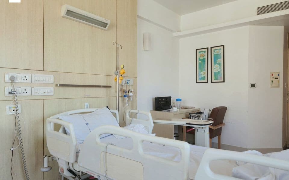 Habitación de hospital moderna con cama para pacientes y escritorio médico